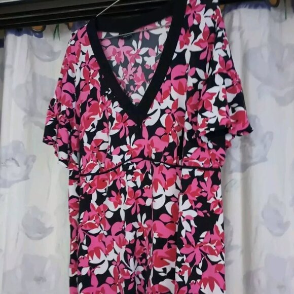 Bay Studio Plus 1x Pink & Black Floral Blouse V-Neck 20/22W - Picture 1 of 9